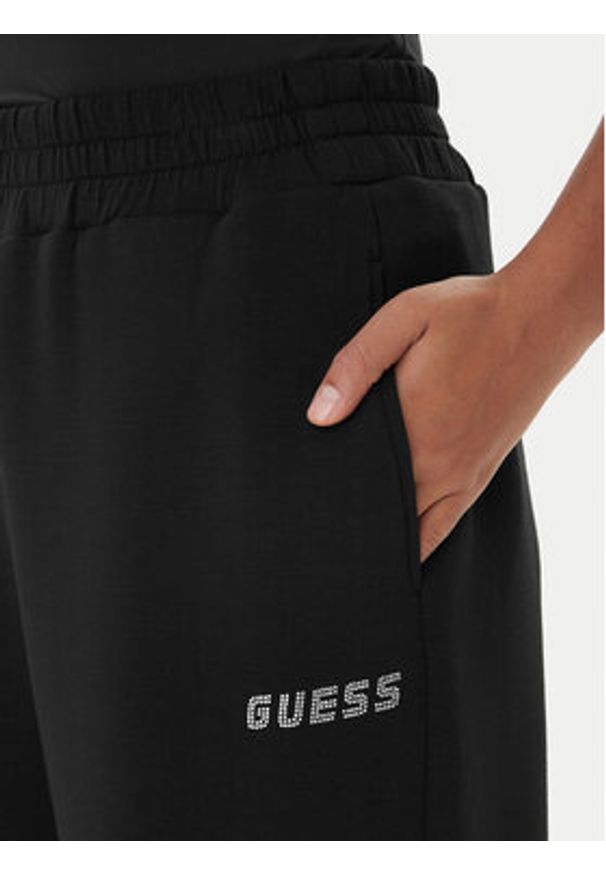 Guess Spodnie dresowe Cecilia V4BB13 K7UW2 Czarny Regular Fit. Kolor: czarny. Materiał: wiskoza