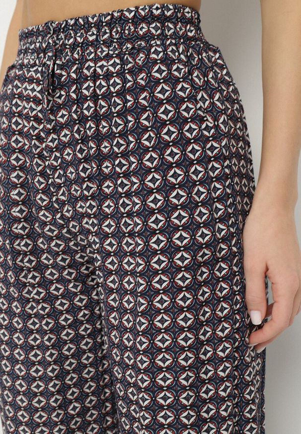 Born2be - Granatowe Szerokie Spodnie z Wysokim Stanem w Geometryczny Wzór Sarivan. Stan: podwyższony. Kolor: niebieski. Materiał: bawełna. Wzór: geometria