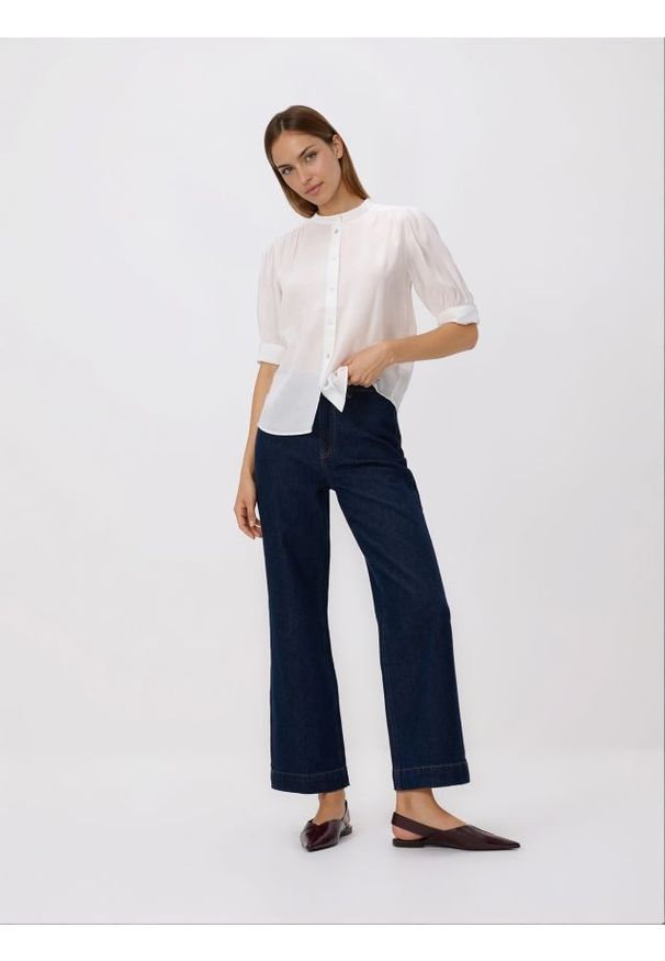 Reserved - Koszula z krótkim rękawem - biały. Kolor: biały. Materiał: tkanina, wiskoza. Długość rękawa: krótki rękaw. Długość: krótkie