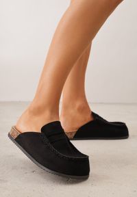 Renee - Czarne Klapki Mule na Podeszwie z Korka z Ozdobnymi Przeszyciami Chionessa. Okazja: na co dzień. Kolor: czarny. Styl: casual, retro #1