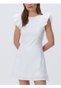 Reserved - Sukienka mini z falbanami - biały. Kolor: biały. Materiał: dzianina. Wzór: gładki. Typ sukienki: proste. Długość: mini