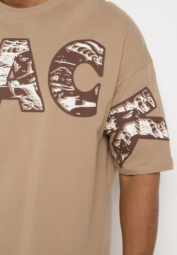Born2be - Ciemnobeżowa Bawełniana Koszulka T-shirt z Ozdobnym Nadrukiem Sanestia. Okazja: na co dzień. Kolor: beżowy. Materiał: bawełna. Wzór: nadruk. Styl: casual, klasyczny, elegancki