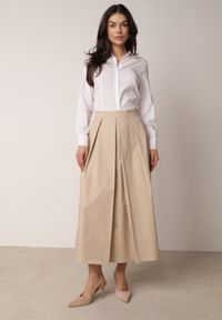 Born2be - Beżowa Rozkloszowana Spódnica z Bawełny z Szerokimi Plisami Malona. Okazja: na co dzień, do pracy. Kolor: beżowy. Materiał: bawełna. Styl: casual #1
