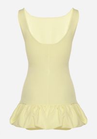 Born2be - Żółty Taliowany Kombinezon Ozdobiony Falbanką Semiriela. Okazja: na co dzień. Kolor: żółty. Wzór: aplikacja. Styl: casual, klasyczny #3