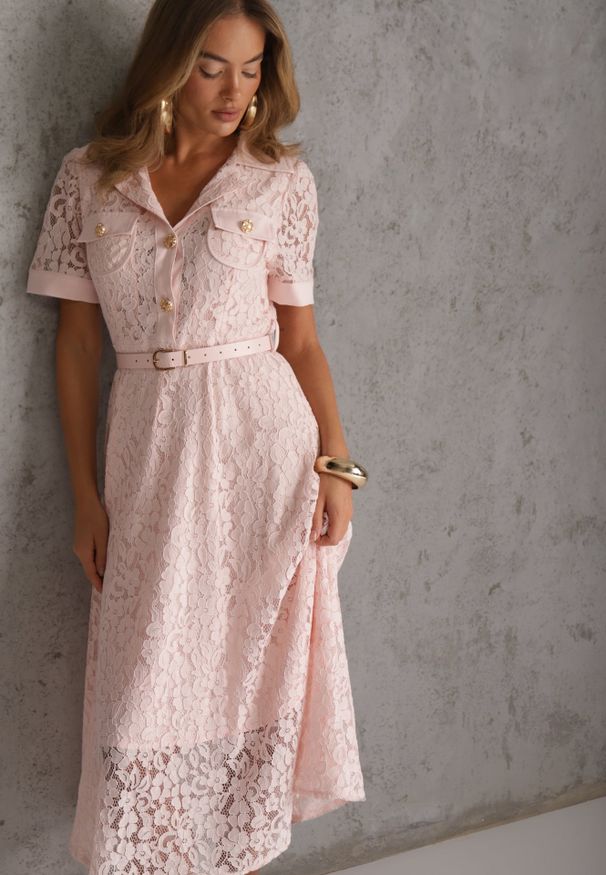 Renee - Różowa Bawełniano-Wiskozowa Sukienka Koszulowa z Koronki z Paskiem w Stylu Retro Candida. Kolor: różowy. Materiał: bawełna, wiskoza, koronka. Długość rękawa: krótki rękaw. Wzór: koronka. Typ sukienki: koszulowe. Styl: retro