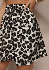 Renee - Czarne Wiskozowe Szorty High Waist w Panterkę z Kieszeniami Seppea. Okazja: na co dzień. Stan: podwyższony. Kolor: czarny. Materiał: wiskoza. Wzór: motyw zwierzęcy. Sezon: lato. Styl: elegancki, casual #5