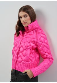 Ochnik - Różowa pikowana kurtka damska ze stójką. Typ kołnierza: kołnierzyk stójkowy. Kolor: różowy. Materiał: nylon. Długość: długie