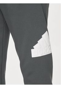 Adidas - adidas Spodnie dresowe Future Icons Badge of Sport IR9177 Szary Regular Fit. Kolor: szary. Materiał: syntetyk #4