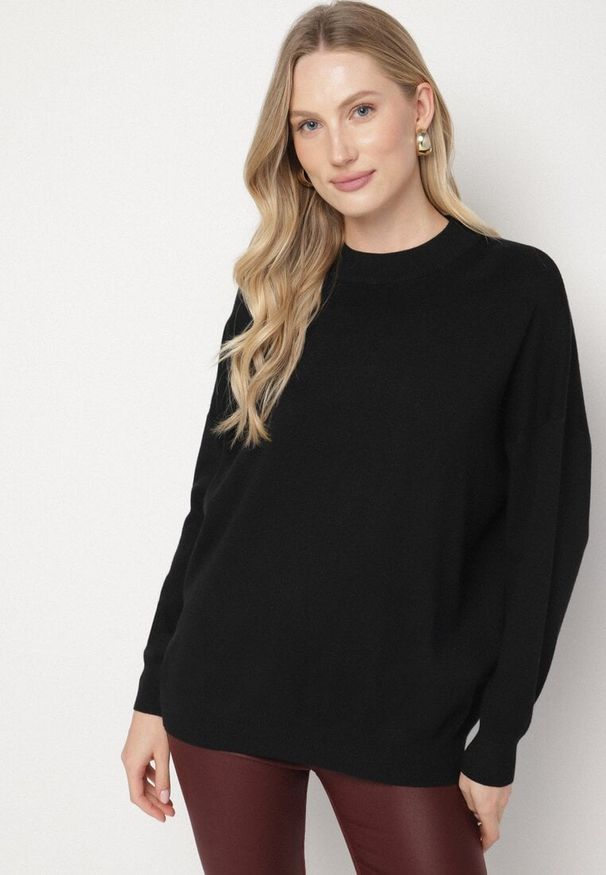 Born2be - Czarny Gładki Sweter z Rękawami Typu Nietoperz Ralanevia. Okazja: do pracy, na co dzień. Kolor: czarny. Wzór: gładki. Styl: casual