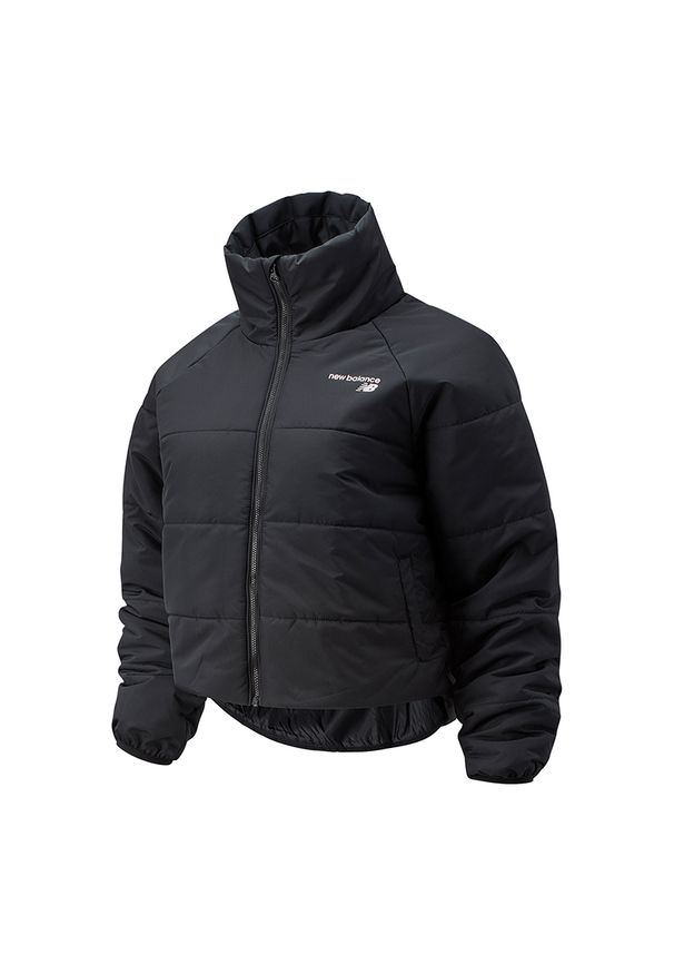 Kurtka New Balance WJ13801BK – czarna. Kolor: czarny. Materiał: materiał. Wzór: napisy. Sezon: zima