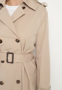 Born2be - Beżowy Płaszcz Trencz Dwurzędowy z Plisami z Tyłu i Materiałowym Paskiem Hellie. Kolor: beżowy. Materiał: materiał. Styl: elegancki #7