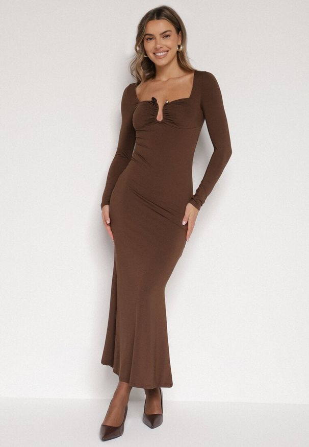 Born2be - Brązowa Koktajlowa Sukienka z Wiskozą i Metaliczną Ozdobą Refare. Okazja: na imprezę. Kolor: brązowy. Materiał: wiskoza. Wzór: aplikacja. Styl: wizytowy