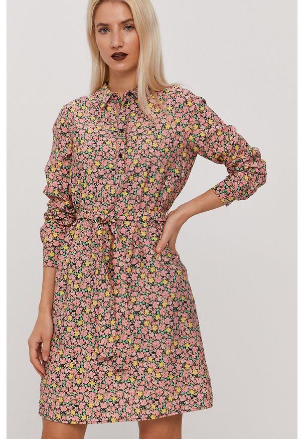 Vero Moda - Sukienka. Kolor: różowy. Materiał: tkanina. Długość rękawa: długi rękaw. Typ sukienki: rozkloszowane