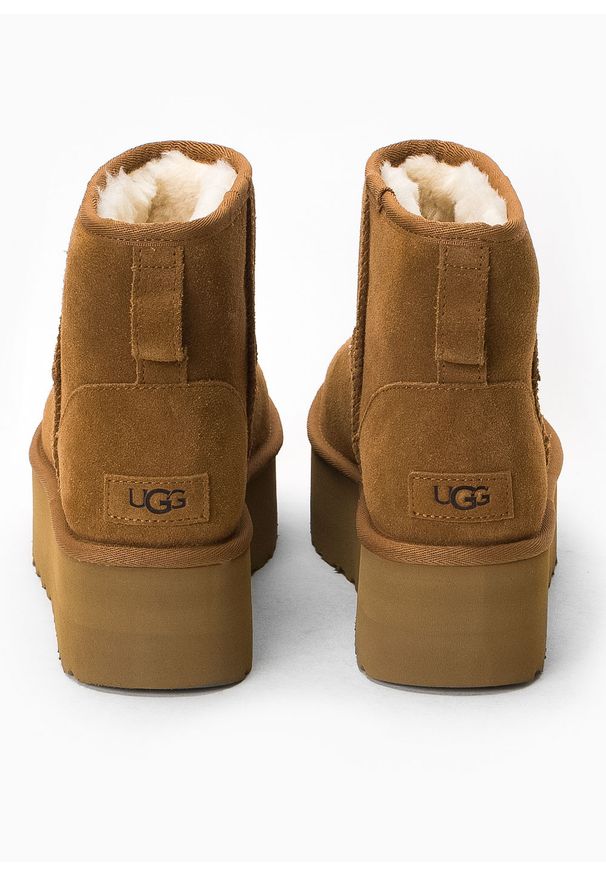 Ugg - Buty zimowe damskie brązowe UGG W CLASSIC MINI PLATFORM. Kolor: brązowy. Materiał: skóra, wełna, zamsz, lyocell, poliester. Szerokość cholewki: normalna. Wzór: aplikacja. Sezon: zima. Obcas: na platformie
