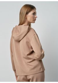 Ochnik - Bluza damska z kapturem w kolorze camel. Typ kołnierza: kaptur. Kolor: brązowy. Materiał: poliester, elastan, tkanina, włókno. Długość: długie #2