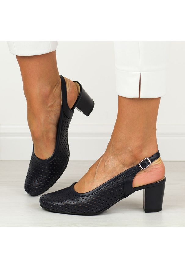 Granatowe skórzane ażurowe Polskie czółenka damskie bez pięty Gregors 641. Okazja: na co dzień. Nosek buta: okrągły. Zapięcie: pasek. Kolor: niebieski. Wzór: ażurowy. Materiał: skóra. Sezon: wiosna, lato. Obcas: na obcasie. Styl: elegancki, klasyczny, casual, wizytowy. Wysokość obcasa: średni