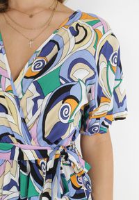 Born2be - Niebieska Kopertowa Sukienka z Gumką w Pasie i Materiałowym Paskiem z Wiskozy Dionienne. Typ kołnierza: dekolt kopertowy. Kolor: niebieski. Materiał: materiał, wiskoza. Długość rękawa: krótki rękaw. Sezon: wiosna, lato. Typ sukienki: kopertowe #2