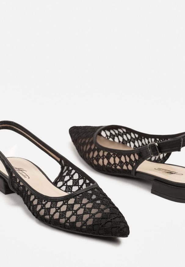 Renee - Czarne Sandały Typu Slingback z Szydełkowym Zdobieniem Neonessa. Okazja: na co dzień. Zapięcie: sprzączka. Kolor: czarny. Wzór: aplikacja. Sezon: lato. Obcas: na obcasie. Styl: elegancki, casual. Wysokość obcasa: niski