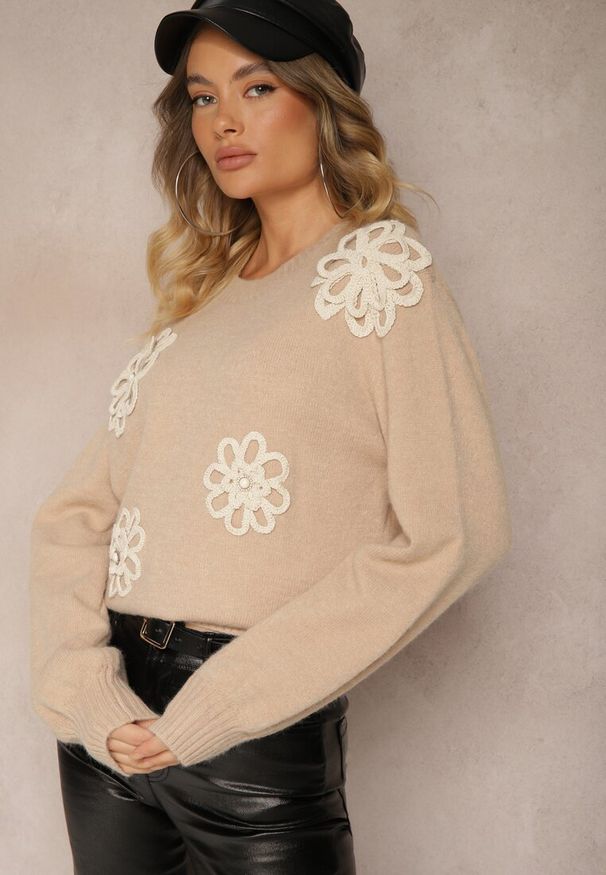 Renee - Beżowy Sweter z Bawełną Ozdobiony Kwiatami 3D Esenavia. Okazja: na co dzień. Kolor: beżowy. Materiał: bawełna. Długość rękawa: długi rękaw. Długość: długie. Wzór: aplikacja, kwiaty. Styl: elegancki, wizytowy, casual