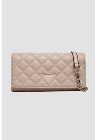 Guess - GUESS Damski portfel na łańcuszku w kolorze taupe Giully II Mini. Kolor: beżowy. Materiał: materiał