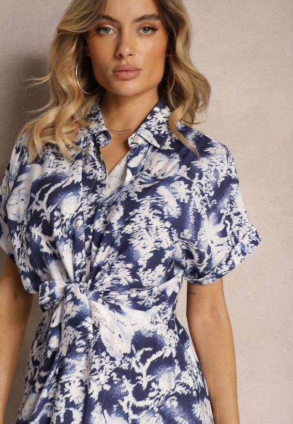 Renee - Niebiesko-Biała Sukienka Taliowana z Gumką w Talii Nasilena. Okazja: na co dzień. Kolor: niebieski. Długość rękawa: krótki rękaw. Typ sukienki: proste. Styl: wizytowy, casual, elegancki