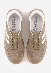 Renee - Ciemnobeżowe Sneakersy Typu Tenisówki z Zamszu Naturalnego Ozdobione Paskami Tarinella. Okazja: na co dzień. Zapięcie: pasek. Kolor: beżowy. Materiał: zamsz. Wzór: aplikacja #6