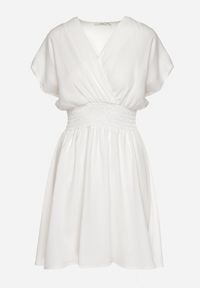 Born2be - Biała Sukienka z Kopertowym Dekoltem Rozkloszowana Alarvea. Kolor: biały. Długość rękawa: krótki rękaw. Wzór: kolorowy. Typ sukienki: kopertowe