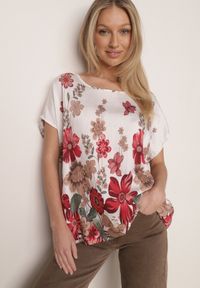 Born2be - Czerwona Wiskozowa Bluzka w Kwiaty Talina. Okazja: na co dzień. Kolekcja: plus size. Kolor: czerwony. Materiał: wiskoza. Długość: krótkie. Wzór: kwiaty. Sezon: lato. Styl: casual, klasyczny #1