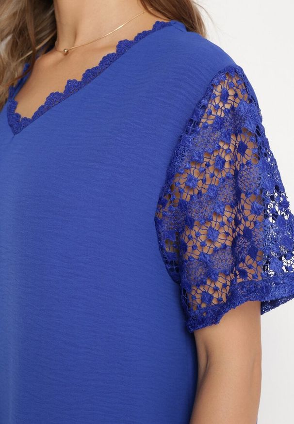 Born2be - Granatowa Sukienka Mini Pudełkowa z Koronką na Ramionach i Dekolcie Idalyn. Kolor: niebieski. Materiał: koronka. Wzór: koronka. Długość: mini