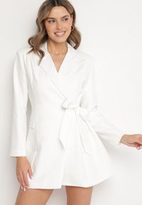 Born2be - Biała Kopertowa Sukienka z Imitacją Kieszeni Talriti. Kolor: biały. Typ sukienki: kopertowe. Styl: elegancki #1