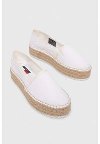Tommy Jeans espadryle FLATFORM ESPADRILLE kolor biały na platformie EN0EN02078. Nosek buta: okrągły. Kolor: biały. Materiał: bawełna, guma. Obcas: na platformie #2