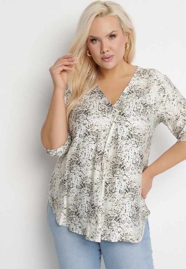 Born2be - Biało-Czarna Bluzka z Wiskozą w Abstrakcyjny Print Silzia. Kolekcja: plus size. Kolor: czarny. Materiał: wiskoza. Wzór: nadruk