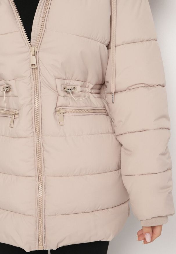 Born2be - Beżowa Pikowana Długa Kurtka z Kapturem Futerkiem i Ściągaczem w Talii Zaisha. Okazja: na co dzień. Typ kołnierza: kaptur. Kolor: beżowy. Materiał: futro. Długość: długie. Styl: casual, elegancki