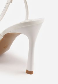 Born2be - Białe Eleganckie Sandały VICES na Szpilce z Kokardą i Aplikacją z Cyrkoniami Melirea. Okazja: do pracy, na spotkanie biznesowe. Zapięcie: pasek. Kolor: biały. Wzór: aplikacja. Obcas: na szpilce. Styl: elegancki #3