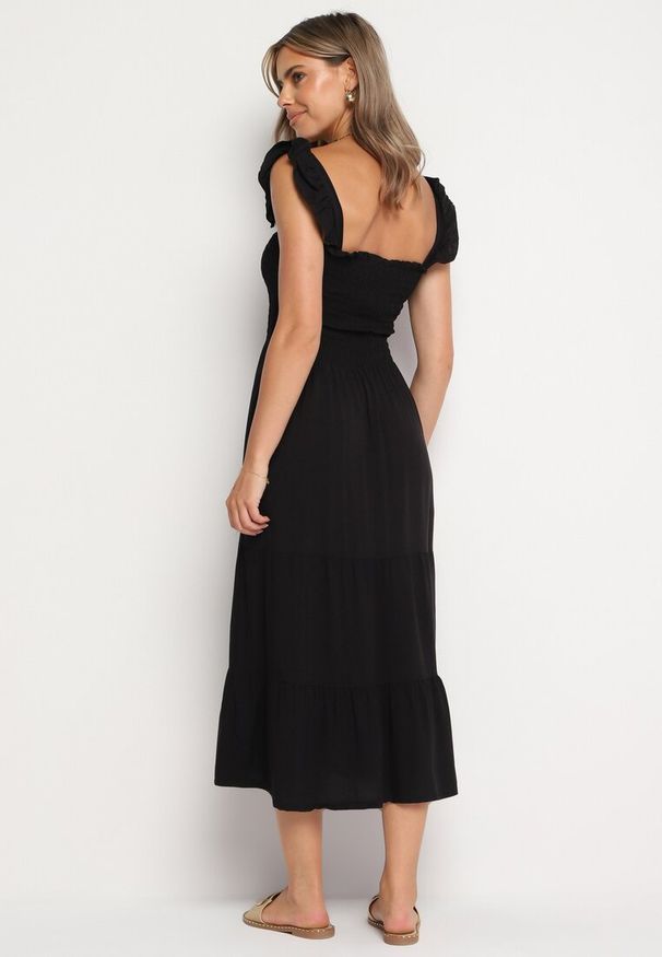 Born2be - Czarna Rozkloszowana Bawełniana Sukienka na Ramiączkach z Gumkami i Falbanką Mevesta. Okazja: na spacer. Typ kołnierza: dekolt kwadratowy, kołnierz z falbankami. Kolor: czarny. Materiał: bawełna. Długość rękawa: na ramiączkach. Sezon: lato. Styl: elegancki, wizytowy