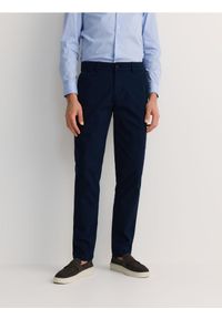 Reserved - Bawełniane spodnie chino slim - granatowy. Kolor: niebieski. Materiał: bawełna #1