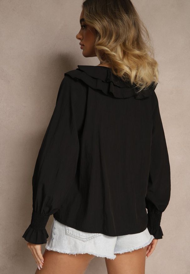 Renee - Czarna Rustykalna Bluzka z Wiskozą z Dekoltem w Serek i Falbankami Lislimi. Okazja: na co dzień, na spacer. Typ kołnierza: dekolt w serek, kołnierz z falbankami. Kolor: czarny. Materiał: wiskoza. Długość rękawa: długi rękaw. Długość: długie. Styl: casual