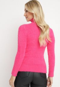 Born2be - Fuksjowy Elastyczny Golf z Wełną i Ściągaczami Ozdobiony Długim Włosem Alussone. Typ kołnierza: golf. Kolor: różowy. Materiał: wełna. Długość rękawa: długi rękaw. Długość: długie. Wzór: aplikacja #4