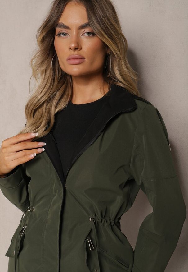 Renee - Ciemnozielona Dwustronna Kurtka w Stylu Parki Wykończona przy Rękawach Guzikami Mivatra. Okazja: na co dzień. Kolor: zielony. Materiał: jeans, wełna. Styl: casual, elegancki