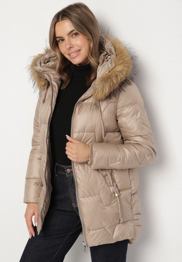 Born2be - Ciemnobeżowa Pikowana Kurtka z Kapturem z Odpinanym Futerkiem Galiara. Okazja: na spacer, na co dzień. Typ kołnierza: kaptur. Kolor: beżowy. Materiał: futro. Styl: elegancki, casual