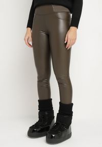 Born2be - Brązowe Ocieplane Legginsy z Ekoskóry z Wysokim Stanem Feliora. Okazja: na co dzień. Stan: podwyższony. Kolor: brązowy. Materiał: satyna. Styl: elegancki, wizytowy, casual