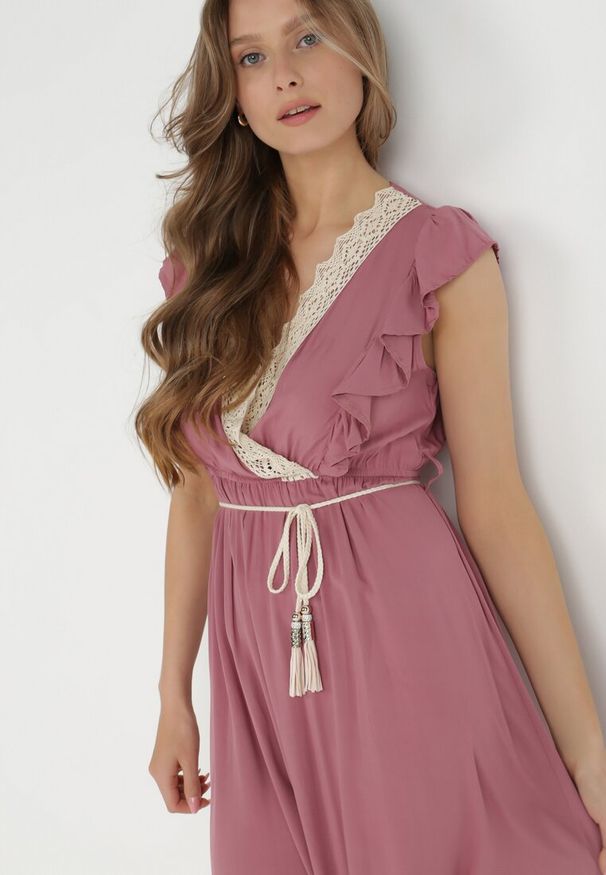 Born2be - Różowa Sukienka Lasthusa. Kolor: różowy. Materiał: koronka. Długość rękawa: bez rękawów. Sezon: lato. Typ sukienki: kopertowe. Styl: boho, wakacyjny. Długość: mini