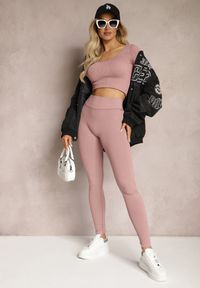 Renee - Różowa Dopasowana Bluzka w Prążki o Krótkim Kroju Elowenia. Kolor: różowy. Długość: krótkie. Wzór: prążki. Styl: sportowy