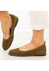 Camelowe skórzane baleriny damskie Filippo Dp7741/26. Okazja: na co dzień. Nosek buta: okrągły. Materiał: skóra, zamsz. Sezon: wiosna, lato. Obcas: na płaskiej podeszwie. Styl: klasyczny, casual #1