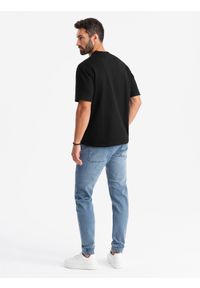 Ombre Clothing - Męskie joggery jeansowe z asymetrycznymi przeszyciami – niebieskie V2 OM-PADJ-0165 - XL. Okazja: na co dzień. Kolor: niebieski. Materiał: jeans. Wzór: aplikacja. Styl: klasyczny, casual, elegancki #7