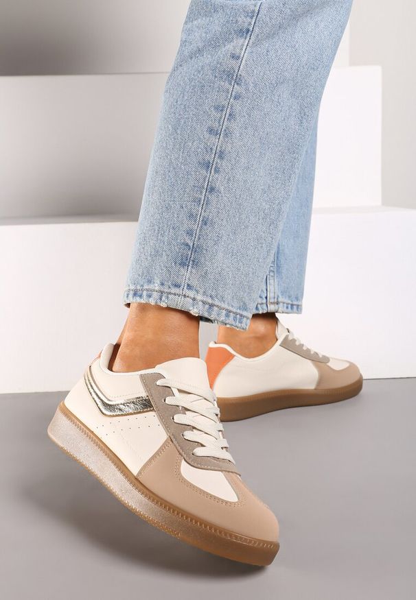 Renee - Ciemnobeżowe Sneakersy na Niskiej Platformie z Metalicznymi Wstawkami Dalivia. Nosek buta: okrągły. Zapięcie: sznurówki. Kolor: beżowy. Materiał: materiał. Obcas: na platformie. Wysokość obcasa: niski