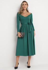 Born2be - Zielona Rozkloszowana Sukienka Midi z Paskiem i Trójkątnym Dekoltem Lunasky. Kolor: zielony. Długość: midi #1
