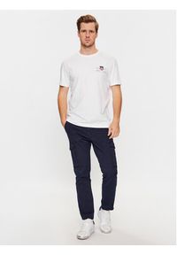 GANT - Gant T-Shirt Reg Archive Shield Emb Ss 2067004 Biały Regular Fit. Kolor: biały. Materiał: bawełna