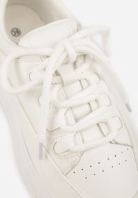 Born2be - Białe Sneakersy VICES na Grubej Podeszwie z Tłoczeniami Azirara. Okazja: na co dzień, na spotkanie biznesowe, do pracy. Kolor: biały. Materiał: jeans. Sport: golf #7