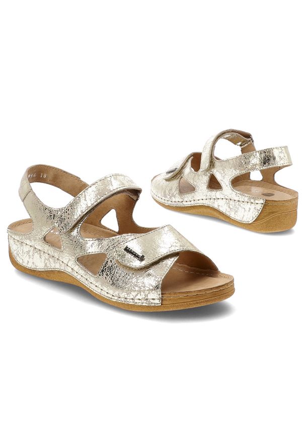 Złote Sandały Armodo Stylowe Płaskie Obuwie Damskie. Okazja: na co dzień, na spacer. Nosek buta: otwarty. Zapięcie: rzepy. Kolor: złoty. Materiał: skóra. Sezon: lato. Styl: elegancki